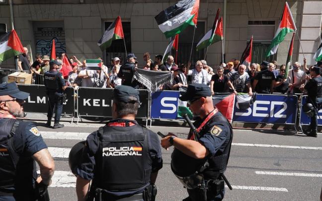 Manifestantes esperan el paso de los ciclistas durante la 18ª etapa de la Vuelta