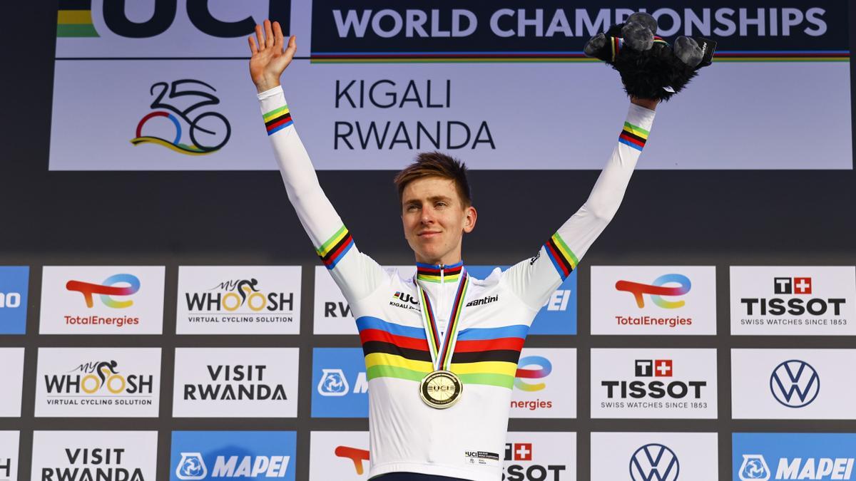 Tadej Pogacar posa con el maillot de campeón del Mundial.