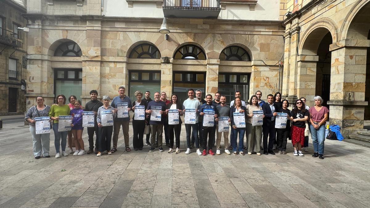 Representantes de los clubes participantes y responsables municipales presentaron ayer la segunda edición de 'Durangoko Kirol Egunak'.