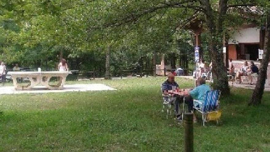 Varias personas junto a la cantina municipal de Listorreta.