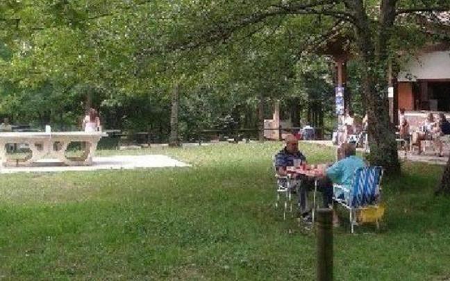 Varias personas junto a la cantina municipal de Listorreta.