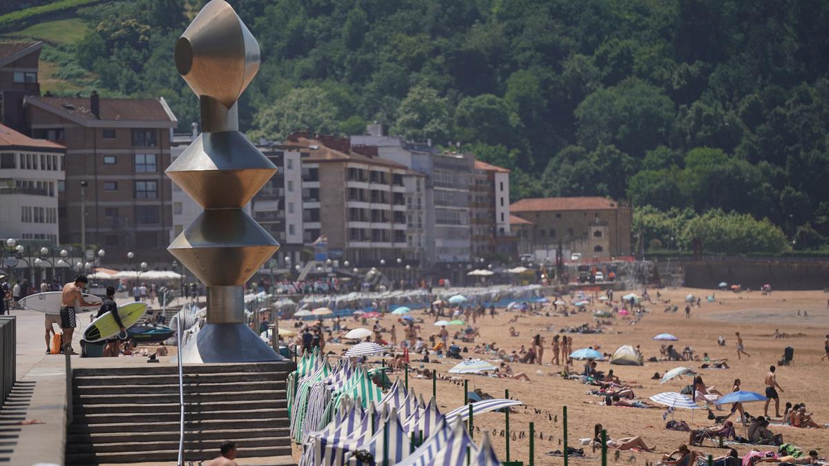 Fotos de la playa y el termometro del malecón de Zarautz para ilustrar la ola de calor que esta prevista para los próximos días.