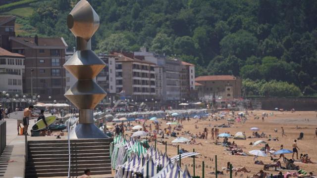 Fotos de la playa y el termometro del malecón de Zarautz para ilustrar la ola de calor que esta prevista para los próximos días.