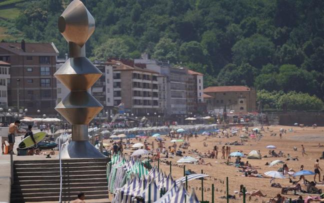 Fotos de la playa y el termometro del malecón de Zarautz para ilustrar la ola de calor que esta prevista para los próximos días.