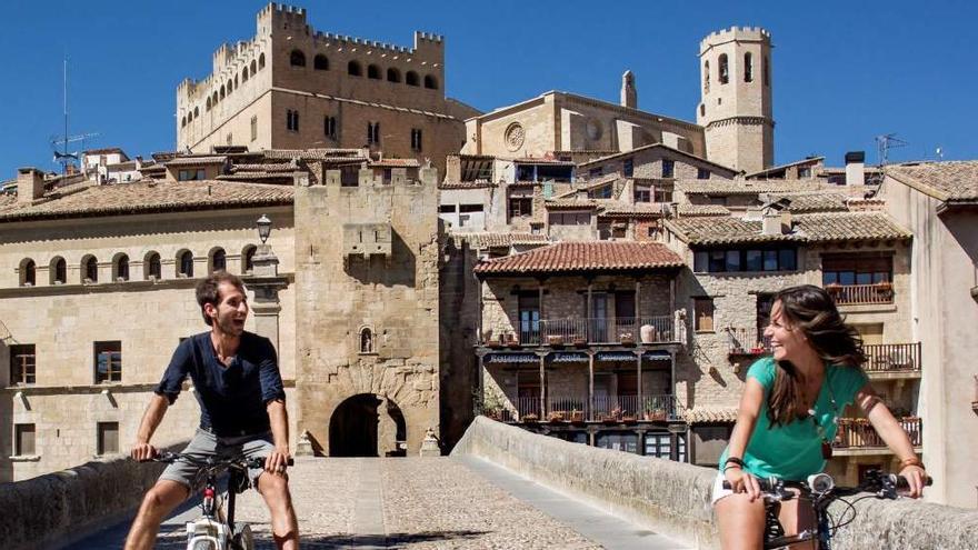 Para llegar al portal de San Roque, entrada a Valderrobres, hay que cruzar el puente gótico sobre el río Matarraña. de