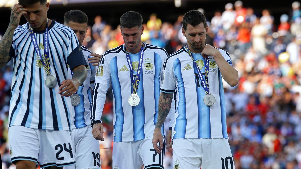 Los jugadores argentinos, tras recoger las medallas de subcampeones.