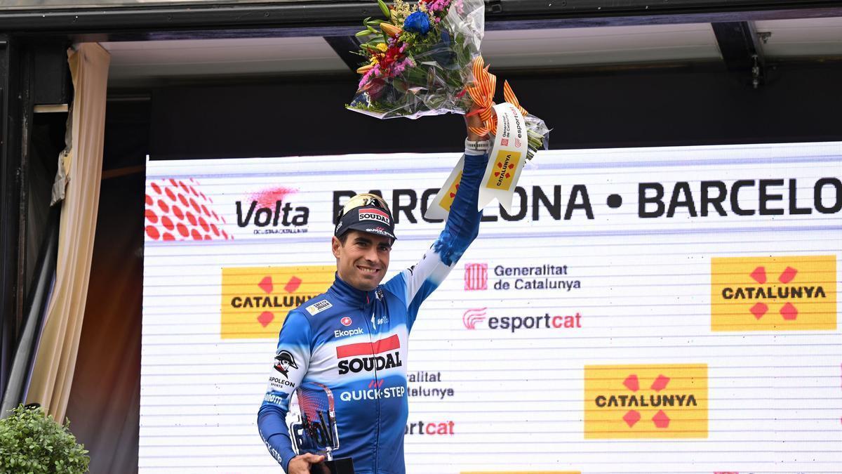 Mikel Landa saluda desde el podio final de la Volta.