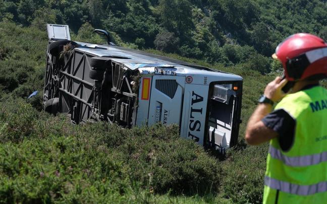 Imagen de archivo del autobús despeñado en julio en la subida a los Lagos de Covadonga (Asturias). Imagen de archivo del autobús despeñado en julio en la subida a los Lagos de Covadonga (Asturias).