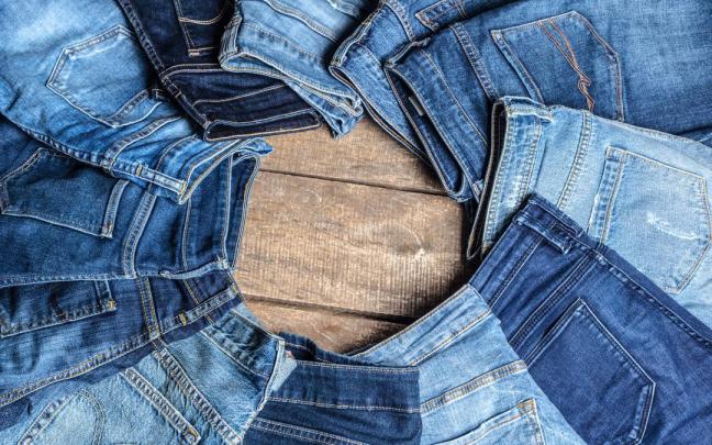 Varios pantalones vaqueros dispuestos en círculo. / Freepik Varios pantalones vaqueros dispuestos en círculo.