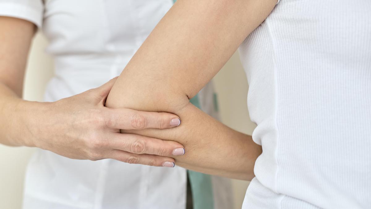 La pérdida de masa muscular es un síntoma frecuente.