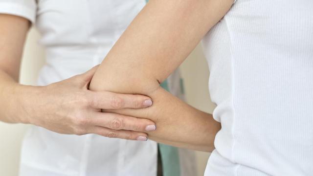 La pérdida de masa muscular es un síntoma frecuente.