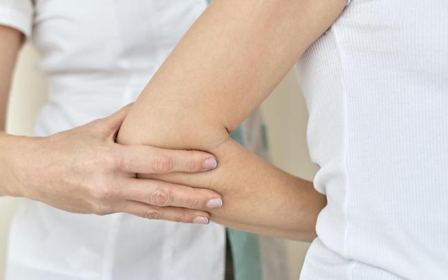 La pérdida de masa muscular es un síntoma frecuente.