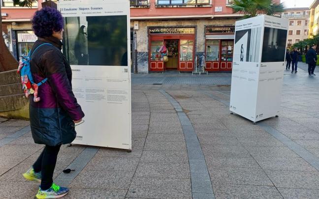 La muestra está ubicada en la plaza Domingo Alegría