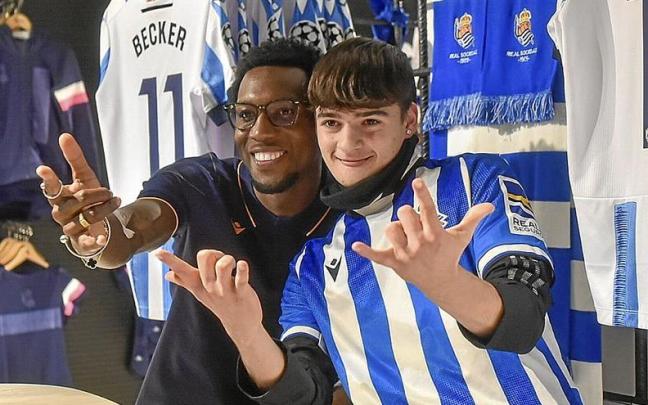 Becker, durante el acto de firmas que protagonizó con aficionados de la Real el día de su presentación, el pasado 18 de enero. / ARNAITZ RUBIO