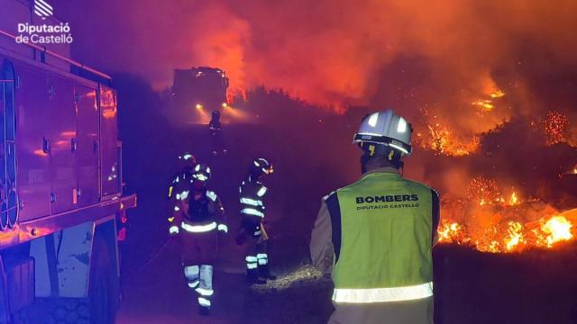 Imagen de los trabajos de extinción del incencio forestal registrado en Tírig (Castellón)