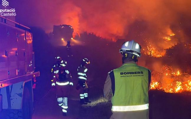 Imagen de los trabajos de extinción del incencio forestal registrado en Tírig (Castellón)