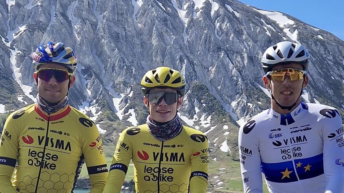 Van Aert, Vingegaard y Laporte.