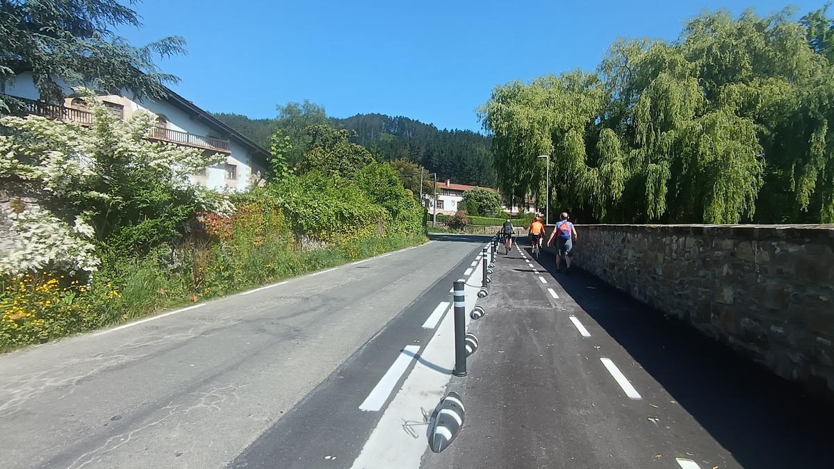El nuevo bidegorri que comunica el puente de Torreauzo con Usako.