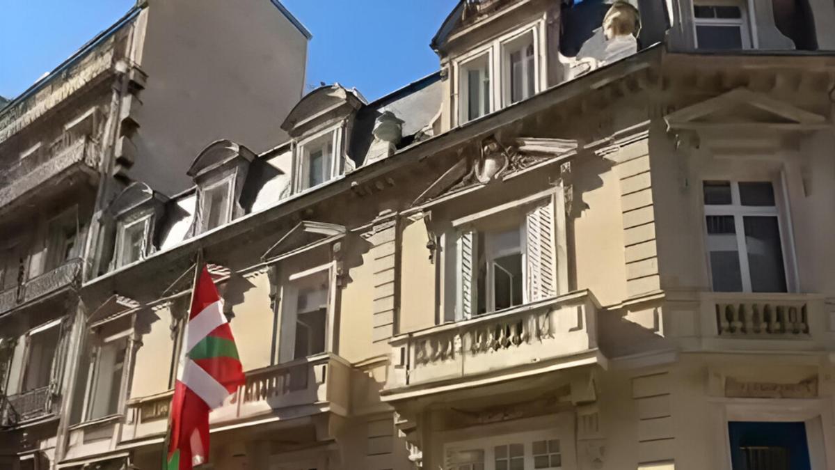 Imagen de la ikurriña ondeando en el edificio del PNV en la avenida Marceau