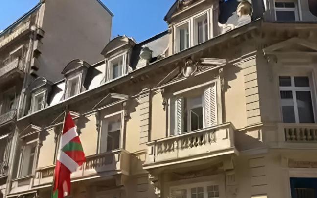 Imagen de la ikurriña ondeando en el edificio del PNV en la avenida Marceau