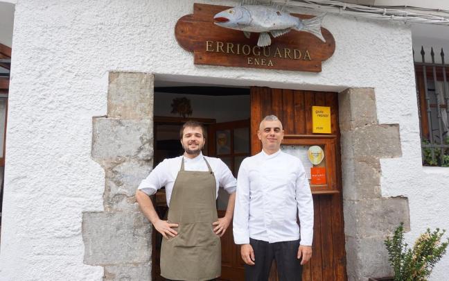 San Sebastián y Vázquez, a la entrada de su establecimiento