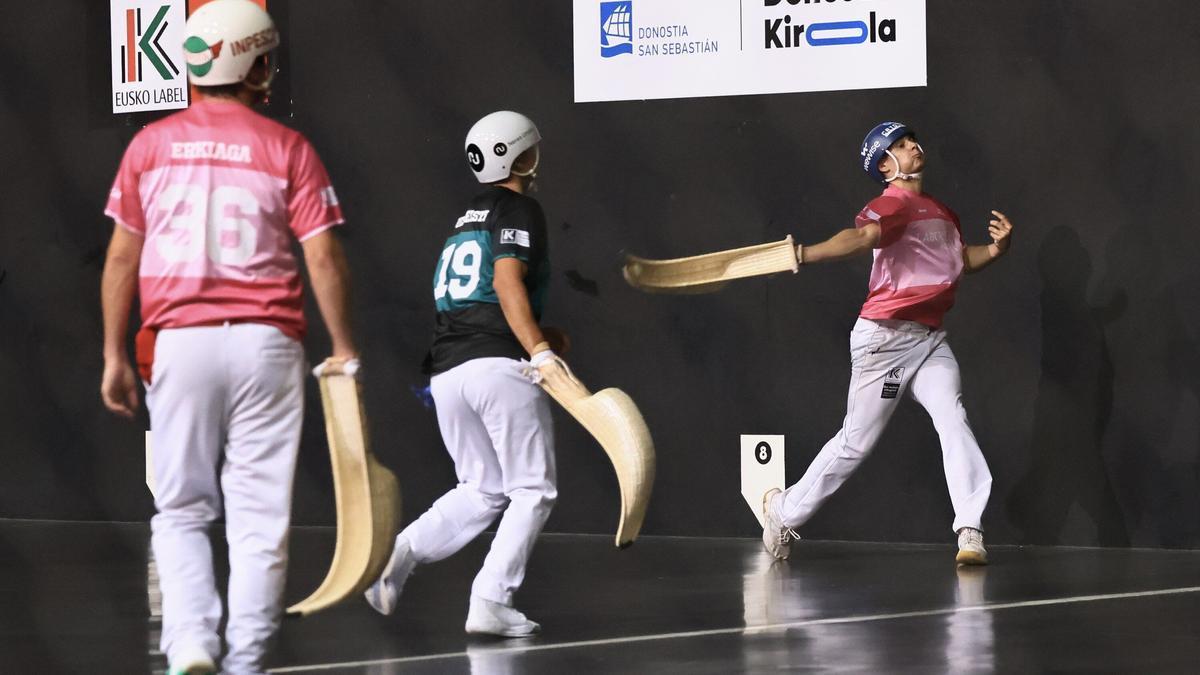 En imágenes: Aritz Erkiaga-Gorka, finalistas de la Jai Alai League de cesta punta después de tumbar a Urreisti-Lekerika en el Carmelo Balda de Donostia.