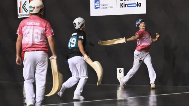 En imágenes: Aritz Erkiaga-Gorka, finalistas de la Jai Alai League de cesta punta después de tumbar a Urreisti-Lekerika en el Carmelo Balda de Donostia.