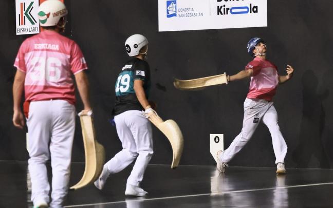 En imágenes: Aritz Erkiaga-Gorka, finalistas de la Jai Alai League de cesta punta después de tumbar a Urreisti-Lekerika en el Carmelo Balda de Donostia.