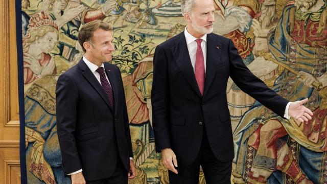 Felipe VI (d) recibe al presidente de la República Francesa, Emmanuel Macron (i), en el Palacio de La Zarzuela.