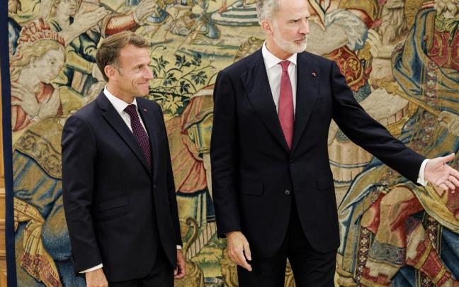 Felipe VI (d) recibe al presidente de la República Francesa, Emmanuel Macron (i), en el Palacio de La Zarzuela.