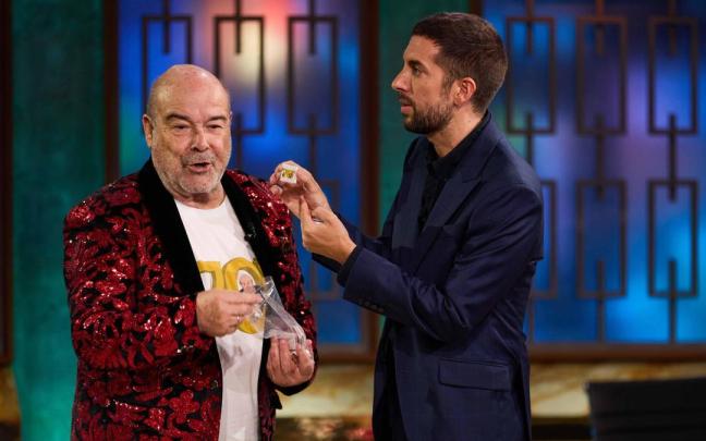 Antonio Resines con David Broncano en 'La Revuelta'. / TVE Antonio Resines con David Broncano en 'La Revuelta'.