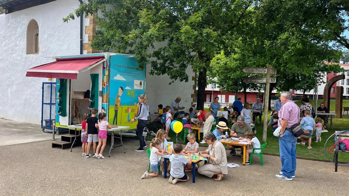 'Letren Etxea' es la biblioteca itinerante que ya está recorriendo distintos barrios.