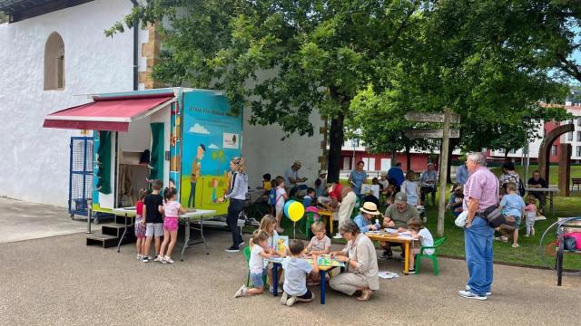 'Letren Etxea' es la biblioteca itinerante que ya está recorriendo distintos barrios.
