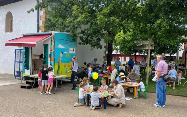 'Letren Etxea' es la biblioteca itinerante que ya está recorriendo distintos barrios.