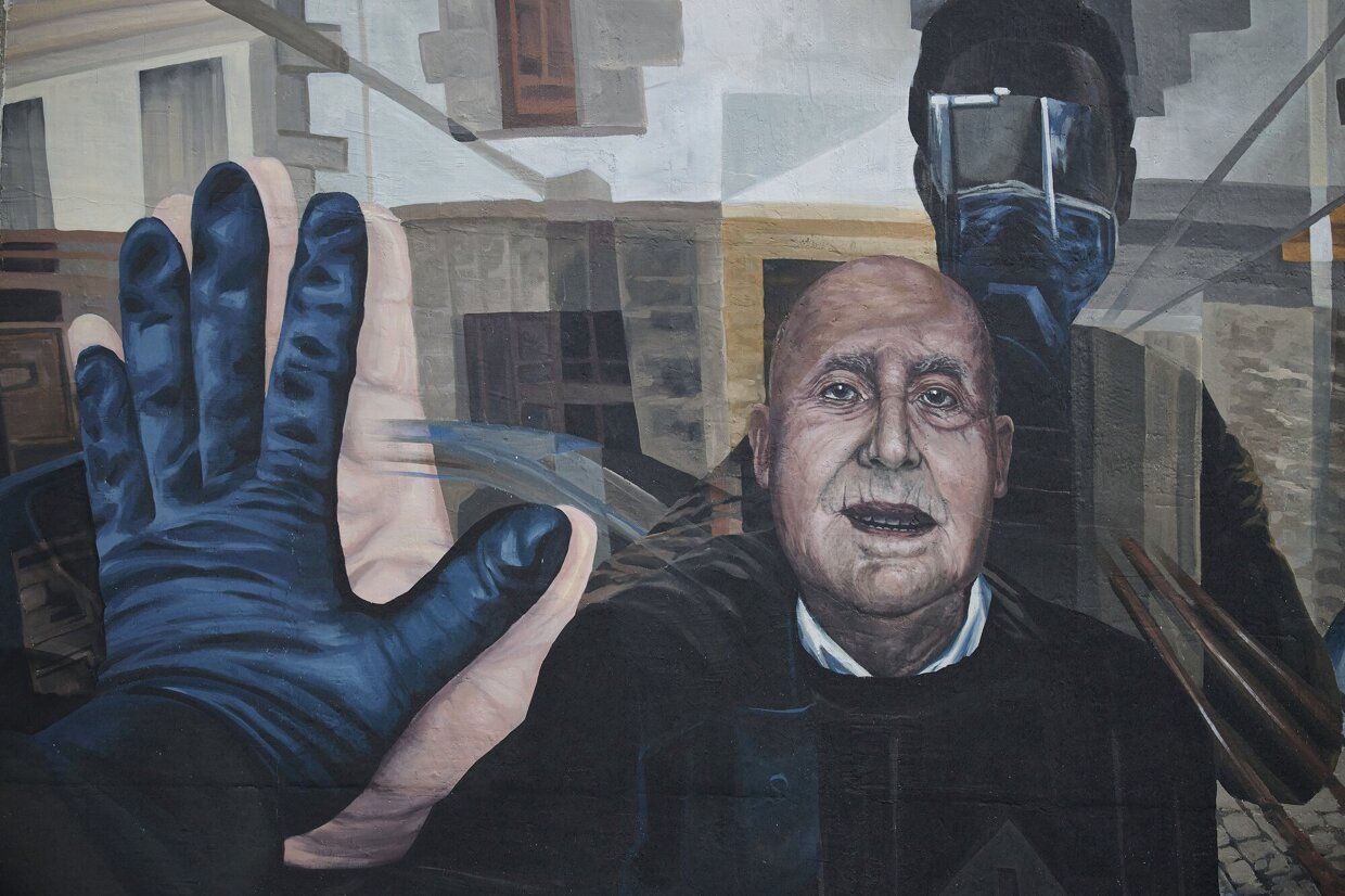 El mural que replica la fotografía de la pandemia de Unai Beroiz y su abuelo Miguel.