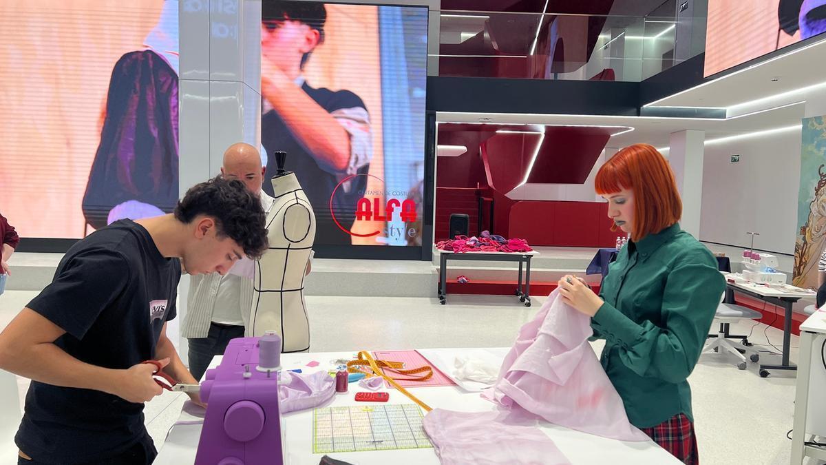 Participantes en una edición anterior del concurso Alfa Style, trabajando en sus diseños.