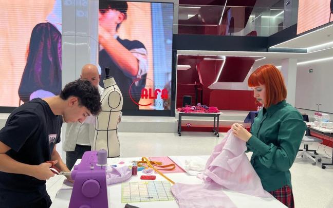 Participantes en una edición anterior del concurso Alfa Style, trabajando en sus diseños.