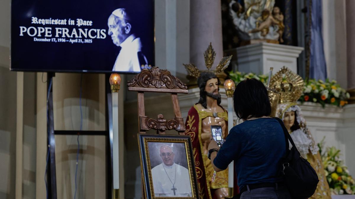 Un anuncio de la muerte del Papa en el altar de una iglesia católica.