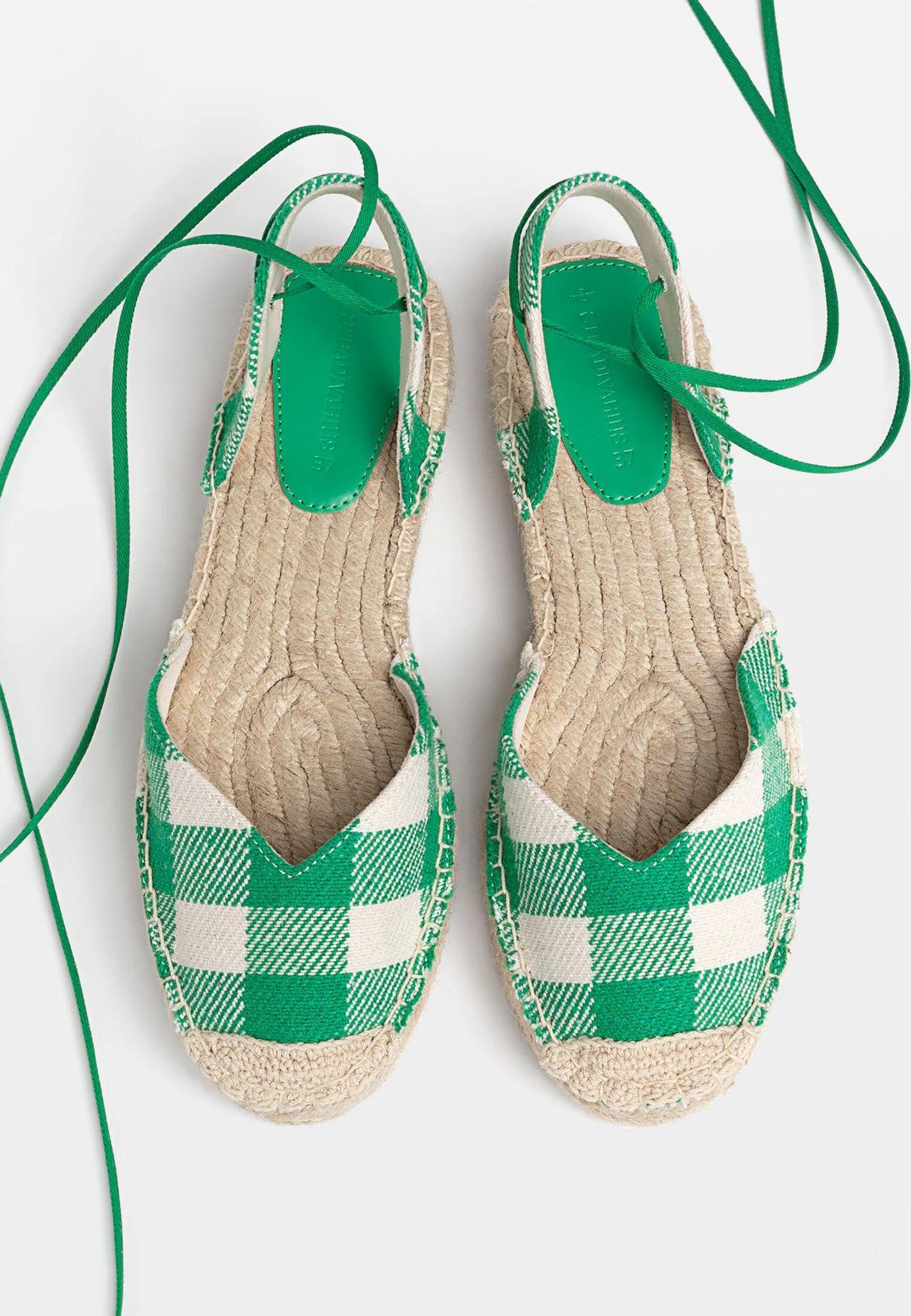 Cómodas alpargatas planas en tonos blancos y verdes.