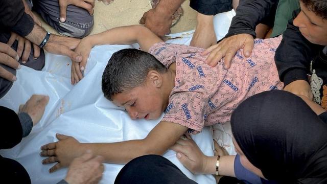 Un menor abraza el cadáver de un palestino asesinado en Gaza. / EP Un menor abraza el cadáver de un palestino asesinado en Gaza.