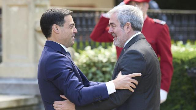 El lehendakari y el presidente de Canarias se saludan a la entrada del Palacio de Ajuria Enea.