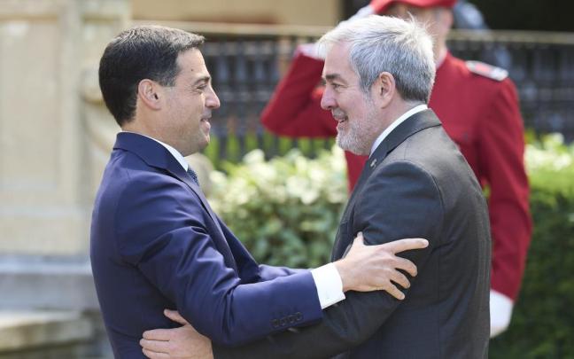 El lehendakari y el presidente de Canarias se saludan a la entrada del Palacio de Ajuria Enea.