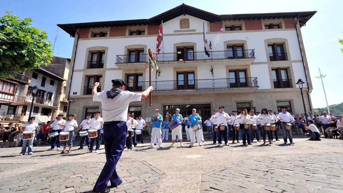 Oriotarras celebrando los sampedros en frente del ayuntamiento.