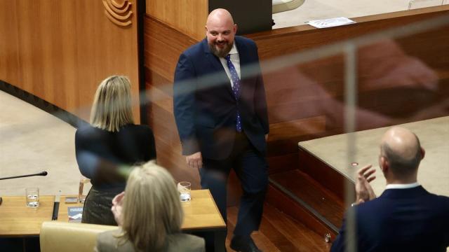 El diputado del PP Manuel Naharro Gata, saluda a María Guardiola tras tomar posesión como diputado en la Asamblea.
