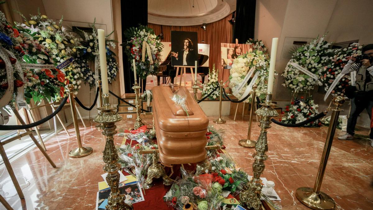 Varias coronas de flores rodean el féretro del cantante Camilo Sesto en su capilla ardiente, instalada en la sede de la SGAE tras su muerte en 2019.