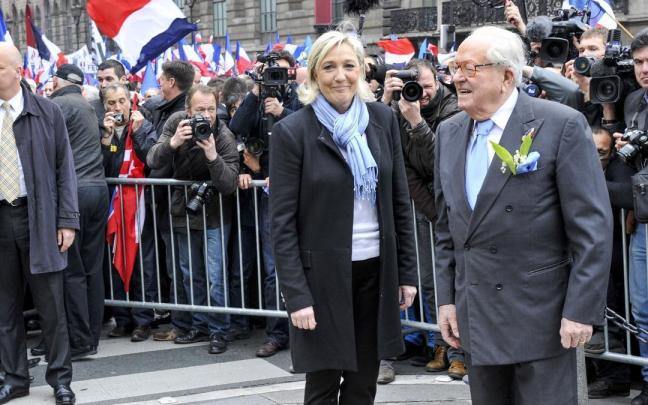 Jean-Marie Le Pen junto a su hija, Marine Le Pen.