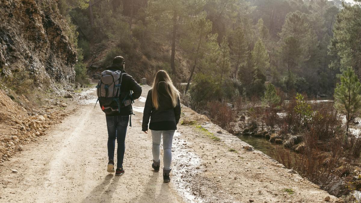 Dos personas andan por el monte.