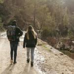 Dos personas andan por el monte.
