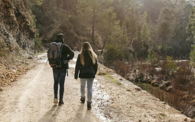 Dos personas andan por el monte.