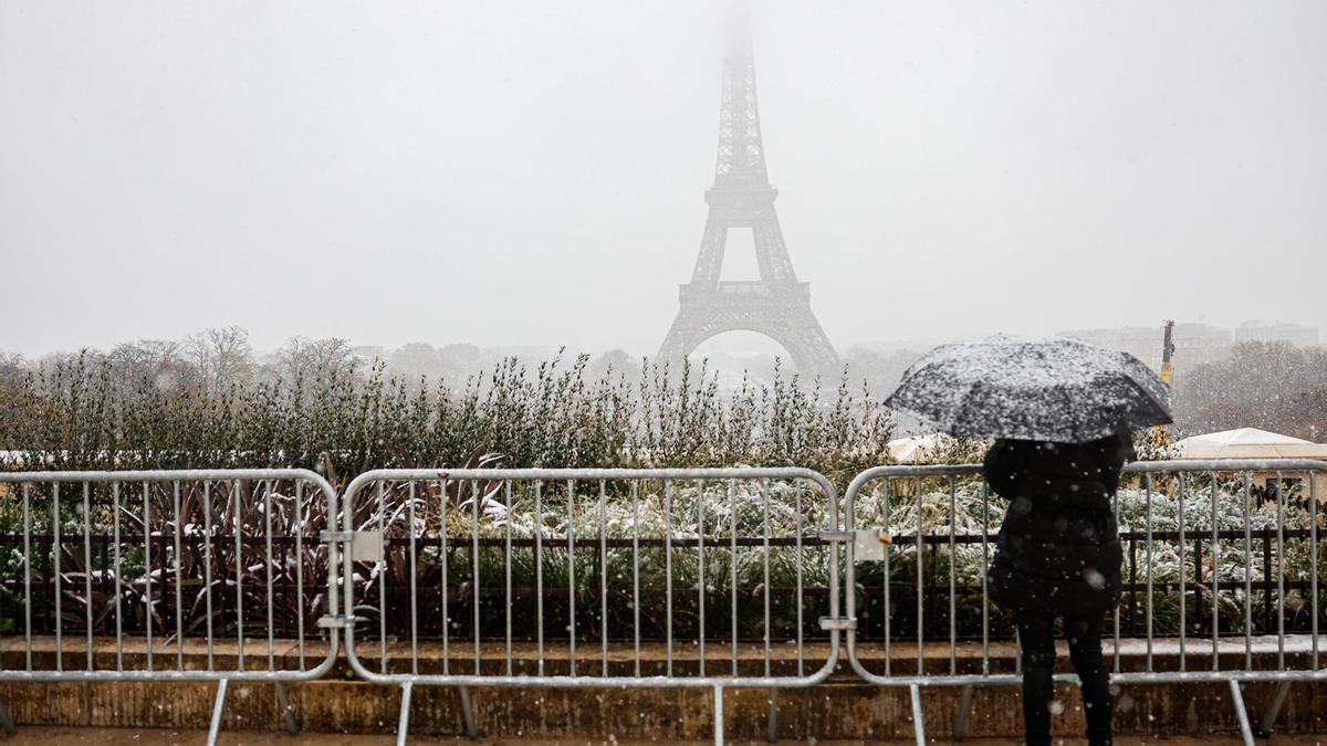 La nieve cubre la ciudad de París